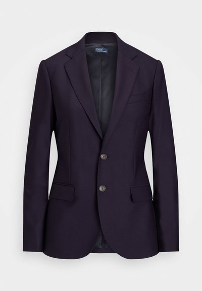 Blazer azul-marinho com um corte ajustado, apresentando dois botões frontais, lapelas em bico e bolsos laterais. Textura suave, linhas limpas e sem padrões visíveis.
