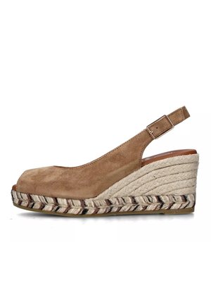 Scarpa con zeppa slingback in suede marrone, con punta aperta, caratterizzata da una soletta in juta intrecciata e un motivo tessuto a contrasto lungo il bordo.