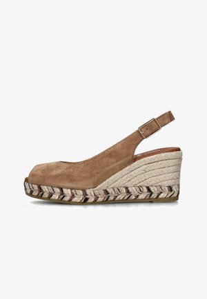 Scarpa con zeppa slingback in suede marrone, con punta aperta, caratterizzata da una soletta in juta intrecciata e un motivo tessuto a contrasto lungo il bordo.