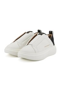 Sneakers slip-on bianchi in pelle con tacco nero e interno marrone. Presentano pannelli elastici e una suola in gomma bianca. Branding sul lato.