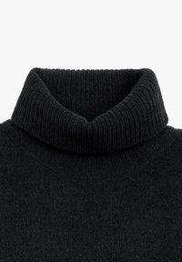 Maglione a collo alto lavorato a maglia nera realizzato in un morbido tessuto testurizzato. Presenta un collo a costine e un corpo liscio per calore e comfort.