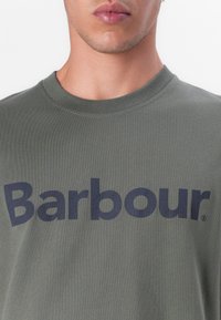 Barbour LOGO TEE - T-shirt estampada - thyme