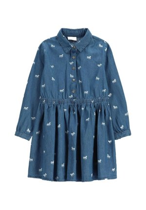 Długa sukienka z denimu z długim rękawem, zapinana na guziki z przodu, z marszczoną talią, kołnierzykiem i małymi białymi nadrukami koni rozmieszczonymi na tkaninie.