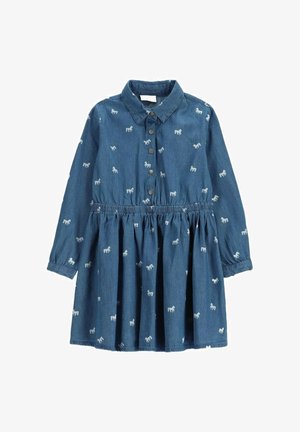 Długa sukienka z denimu z długim rękawem, zapinana na guziki z przodu, z marszczoną talią, kołnierzykiem i małymi białymi nadrukami koni rozmieszczonymi na tkaninie.
