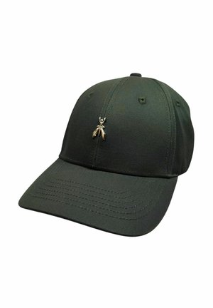 Cappellino da baseball nero con una piccola spilla argentata a forma di insetto posizionata al centro sopra la visiera.