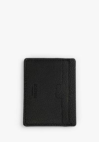 Tarjetero de cuero negro con superficie texturizada, que cuenta con múltiples ranuras para tarjetas y un pequeño compartimento central para almacenamiento adicional.