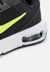 Nike Sportswear AIR MAX INTRLK LITE - Sapatilhas - black/volt/white