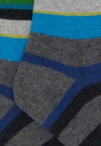 Due coppie di calze in diverse tonalità di grigio, con strisce blu, verdi e gialle. Realizzate in tessuto morbido con una superficie liscia.