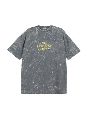Szary t-shirt acid-wash z krótkim rękawem, z żółtym napisem "ART DISTURBS QUIETLY" w ozdobnej czcionce na piersi.
