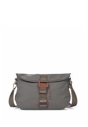 Grijze crossbody tas met verstelbare band, centrale bruine stoffen gesp met rode accenten en merklogo gedrukt aan de voorkant.