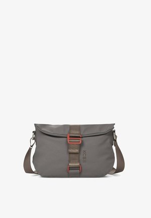 Grijze crossbody tas met verstelbare band, centrale bruine stoffen gesp met rode accenten en merklogo gedrukt aan de voorkant.