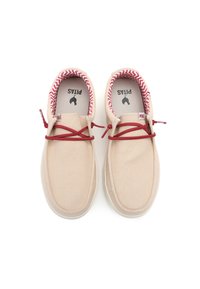 Zapatillas de lona beige con cordones rojos. Interior con un patrón de zigzag rojo y blanco. Suela de goma suave con diseño de puntera redondeada.