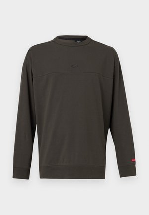 Donkergroen olijfgroene lange mouwen crewneck-sweatshirt met geribbelde manchetten en zoom, klein ovaal logo op de borst en een rood label op de linker mouw.