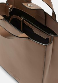 Braune Lederhandtasche mit glatter Textur, strukturierter Form, doppelten Griffen, Magnetverschluss und einem Innenfach mit Reißverschluss, das subtile Nähte aufweist.