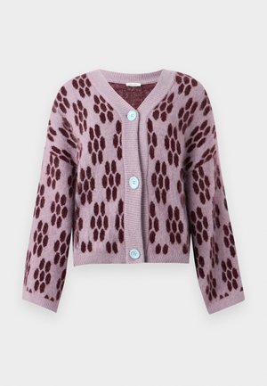 Cardigan violet clair avec un motif à pois bordeaux, doté d'un col en V, de poignets côtelés et de trois boutons bleus à l'avant. Texture douce.