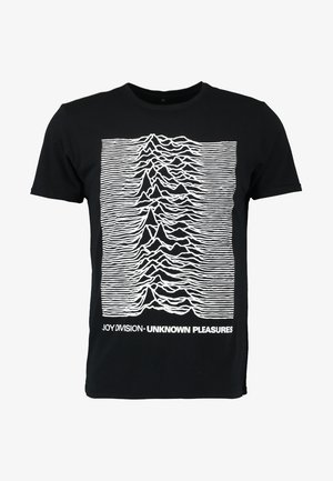 Fekete pamut póló, fehér hanghullám grafika látható rajta, alul pedig a "JOY DIVISION - UNKNOWN PLEASURES" felirat.