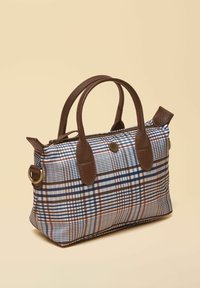 Kompaktna torbica z rjavimi usnjenimi ročaji, medeninastimi dodatki ter modrim, rjavim in belim karo vzorcem na bež ozadju.