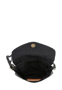Bolso cruzado negro con detalles de cuero y un interior de tela. Presenta un cierre de imán y un bolsillo para etiquetas en el interior.