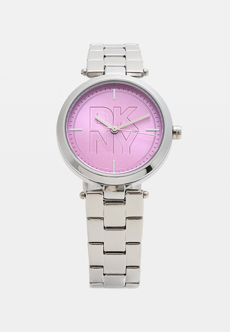 Montre en acier argenté avec un cadran rose arborant des lettres DKNY en relief et des aiguilles des heures, des minutes et des secondes en argent.