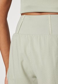ASICS ROAD SHORT - Šortai „du viename“ - olive grey