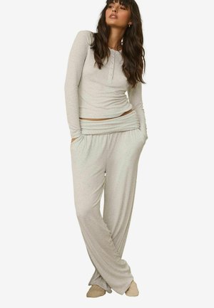 Completo da loungewear grigio chiaro composto da una maglietta a maniche lunghe con bottoni frontalmente e pantaloni a vestibilità ampia con vita elastica e tasche.