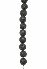 Sorte lava sten perler, runde og teksturerede, med en porøs overflade og varierende diameter, strøget på en tynd wire.