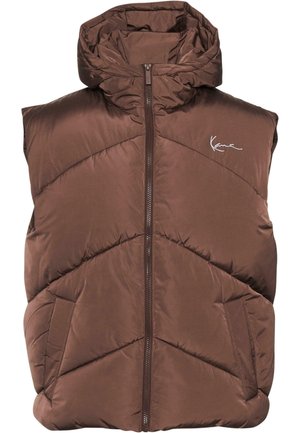 Brun puffer vest med høy krage, frontglidelås og chevron-quiltet mønster. Inkluderer sidelommer og brodert logo på brystet.