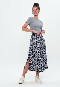 Herita PRINTED LONG SLIT - A-snit nederdel - navy blue