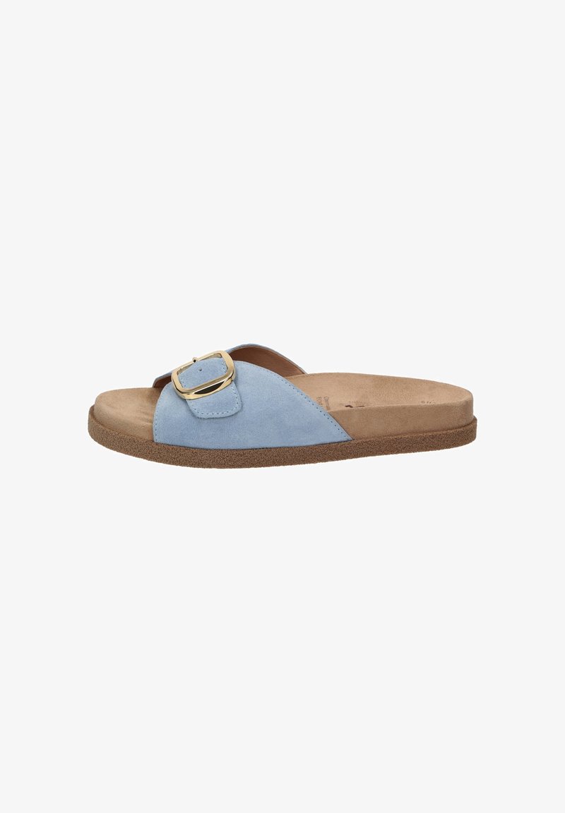 Sandale mule en daim bleu clair avec une large bande unique et une boucle dorée, semelle intérieure rembourrée couleur beige et semelle extérieure texturée marron.
