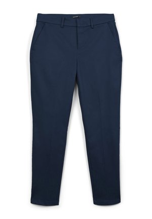 Marineblaue Slim-Fit-Hosen mit Gürtelschlaufen, Fronttaschen und Reißverschluss, vor einem weißen Hintergrund präsentiert.