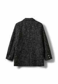 Melnā un baltā tekstūrētā garām piedurknēm žakete ar iegrieztu kaklu un pogātām aprocēm, attēlota no aizmugures uz baltā fona.