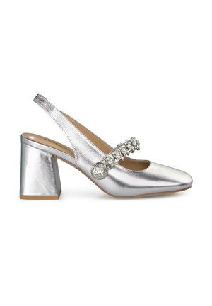 Zapato plateado metálico tipo slingback con punta cuadrada, tacón ancho y bloque, y adornos de cristal decorativos en la correa. Textura suave.
