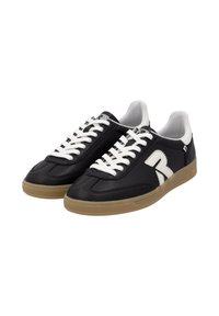 Sneakers in pelle nera con un accento di logo bianco, lacci bianchi e suola in gomma color caramello. Il design presenta una finitura liscia e una forma arrotondata.