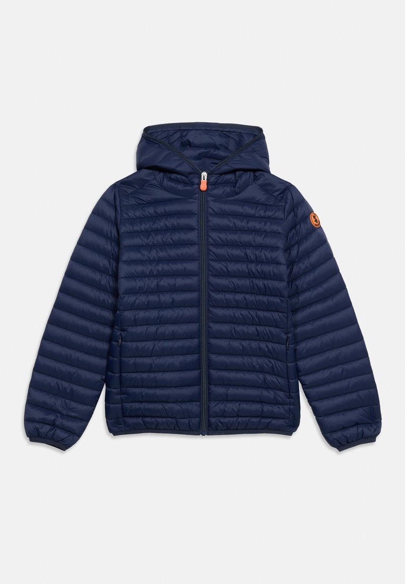 Σκούρο μπλε καπιτονέ μπουφάν με κουκούλα, φερμουάρ μπροστά, ελαστικά μανίκια, πλαϊνές τσέπες και πορτοκαλί στρογγυλό λογότυπο στο αριστερό μανίκι.
