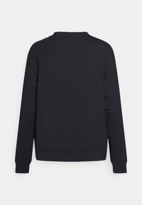 Černá mikina z měkké látky, s kulatým výstřihem, dlouhými rukávy a volným střihem. Bez výrazných vzorů nebo kovových doplňků.