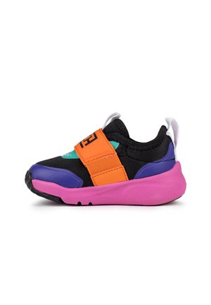 Zapatillas deportivas con parte superior de malla negra, banda naranja, acentos morados, suela rosa y logotipo prominente en la banda. Diseño ligero.