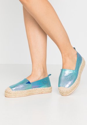 Espadrilles bleu métallisé avec des semelles en jute tressé, design sans lacets et texture lisse, présentant un bout arrondi et des découpes latérales discrètes.