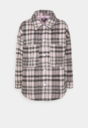 Vaaleanpunainen ja harmaa villasekoite ruudullinen takki, jossa on kaulus, pitkät hihat, etunapitus ja kaksi rinnassa olevaa läppätaskua.