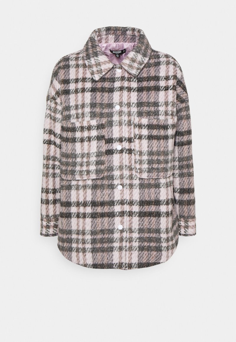 Roze en grijze gebreide plaidjas met kraag, lange mouwen, een voorste knoopsluiting en twee borstzakken met klep.