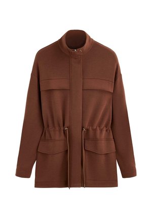 Barna hosszú ujjú dzseki magas gallérral, elülső cipzárral, állítható derékmegkötővel és két fedeles zsebbel a csípőnél.