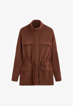 Brązowa kurtka z długimi rękawami, wysokim kołnierzem, zamkiem błyskawicznym z przodu, regulowanymi sznurkami w pasie oraz dwoma klapowymi kieszeniami na biodrach.