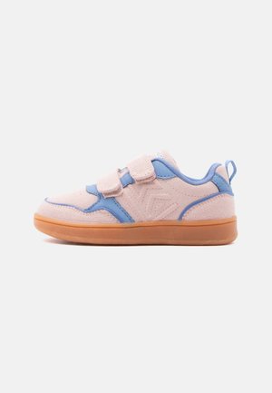 Une seule chaussure de sport pour enfants rose et bleue avec deux bandes auto-agrippantes et une semelle marron, présentée en profil latéral sur fond blanc.