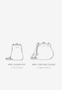 Zwei Taschen: Mrs. Sugar Pop (14x3x18 cm) mit einem Verschluss und Mrs. Fortune Cookie (24,5x4x21 cm) mit einer Kette und einem dekorativen Anhänger.