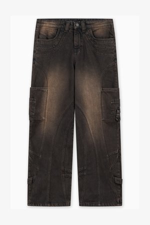 Miesten tumma ruskea cargo-housut, joissa on kontrastiväriä haalistuneita yksityiskohtia, useita taskuja ja suora lahje, asetettu tasaiselle valkoiselle taustalle.