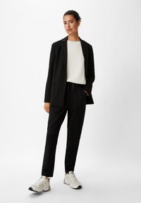 comma casual identity REGULAR JOGGER - Jogginghose - schwarz