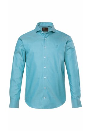 Vaaleansininen pitkähihainen nappikauluspaita, jossa on brodeerattu "JP" -logo rinnassa ja valkoiset napit edessä.