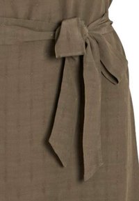 Robe portefeuille kaki en tissu texturé avec ceinture nouée. Présente un motif subtil à la surface, mettant en valeur un design doux et drapé.