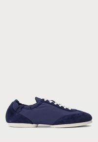 THE SUEDE PONY BALLERINA SNEAKER - Joggesko - newport navy