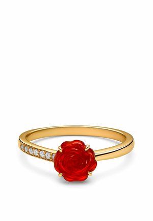 Goldring mit kleinen Diamanten am Ringband und einem geschnitzten, rot gefärbten, rosenförmigen Edelstein als Mittelpunkt.