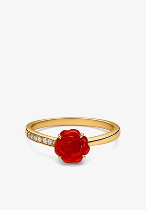 Anello d'oro con piccoli diamanti sulla fascia e una pietra preziosa intagliata a forma di rosa rossa come elemento centrale.